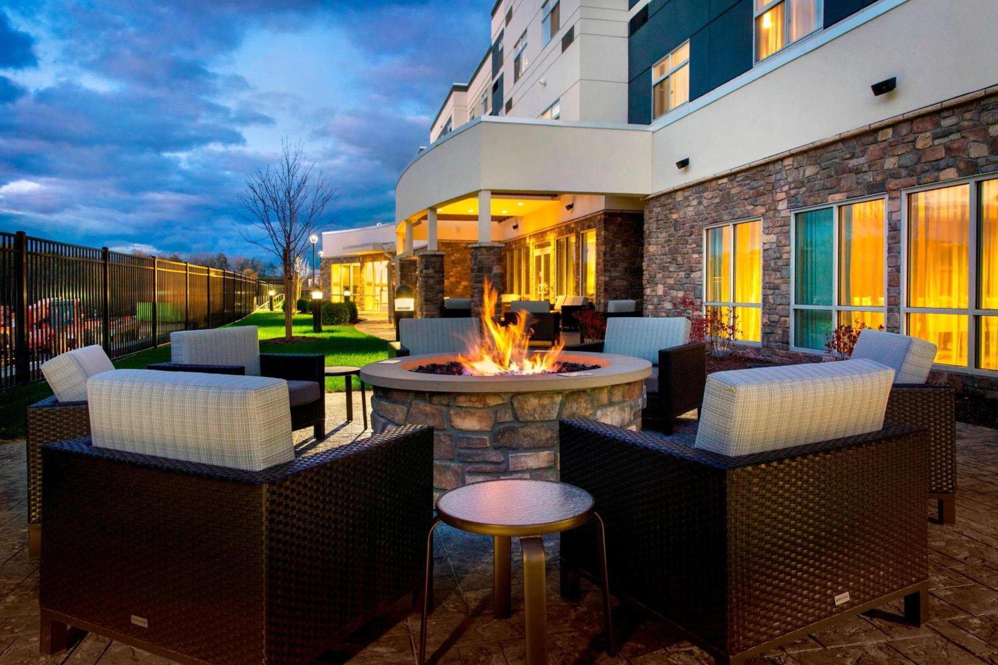 Отель Courtyard By Marriott Schenectady At Mohawk Harbor Экстерьер фото